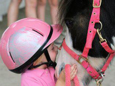 09LSgirl kiss pony
